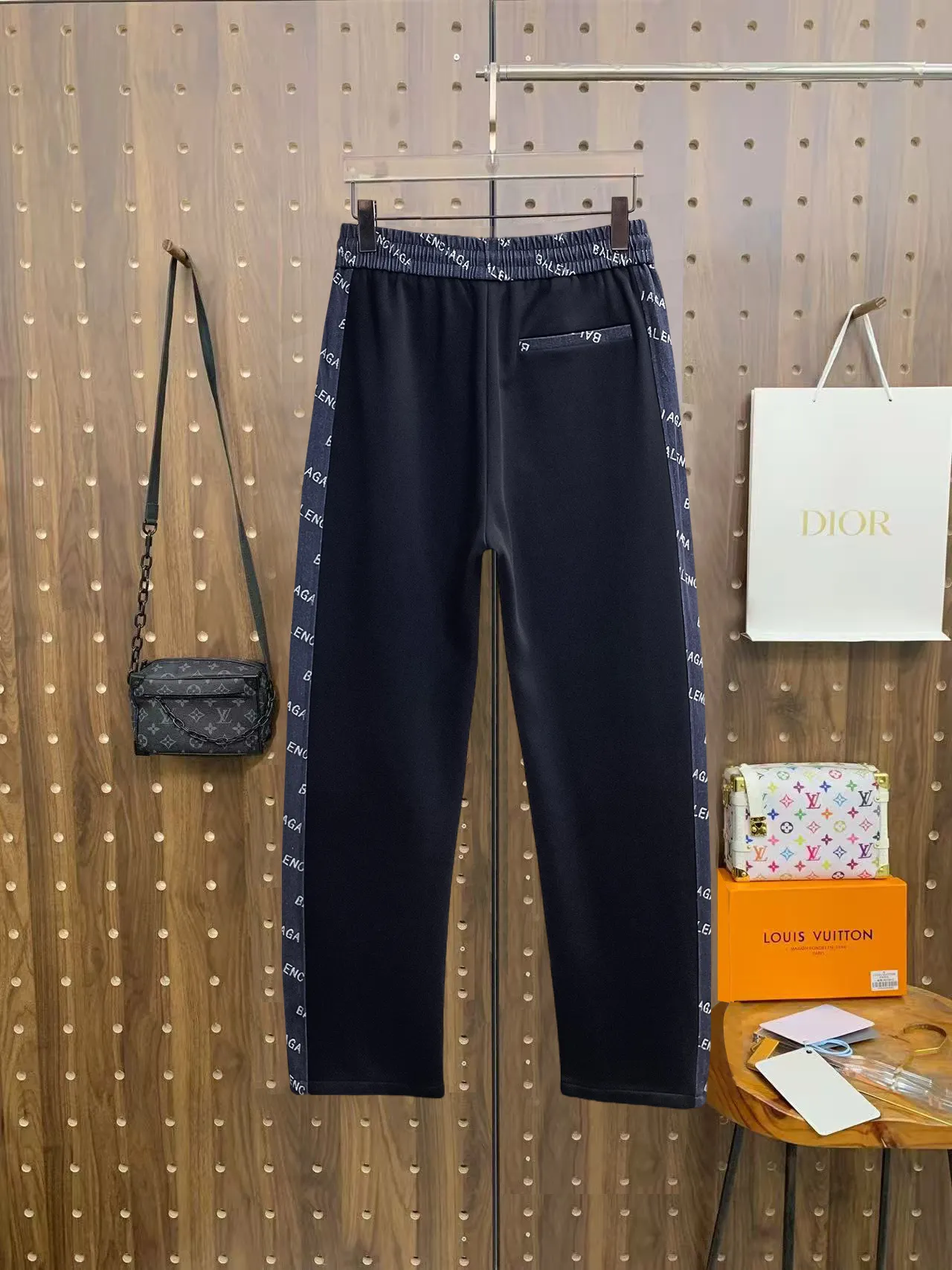 Balenciaga 🆕2026 Autumn and Winter New Arrival Casual Pants! The official website will be released simultaneously. Brand Classic LOGO casual pants, customized fabrics, excellent comfort and strong touch. Highly recognisable, perfect appearance and craftsmanship. Size:M-3XL